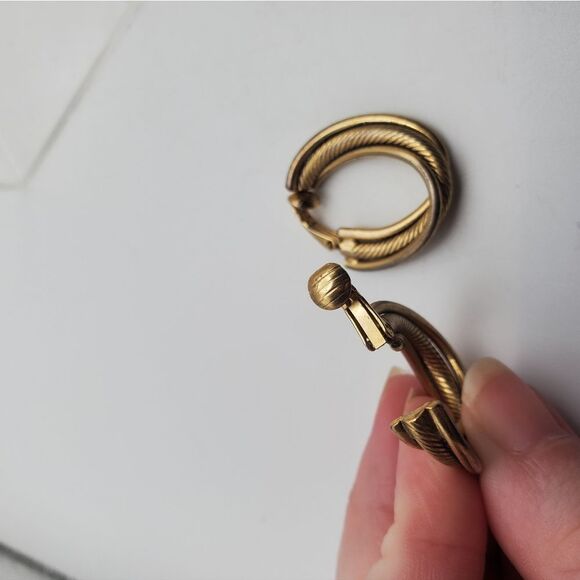 Eternity twist stunning gold toned clip on vintage earrings - Picture 3 of 3